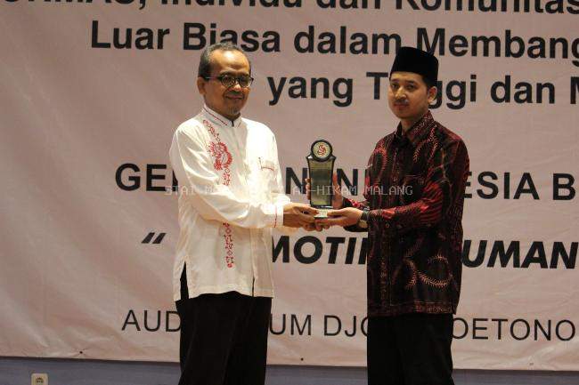 KH. Hasyim Muzadi Dianugrahi Sebagai Life Time Achievement Award