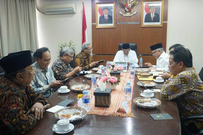 KH. Ahmad Hasyim Muzadi bersama Indonesian Society for Organization of Islamic Cooperation (ISOIC)